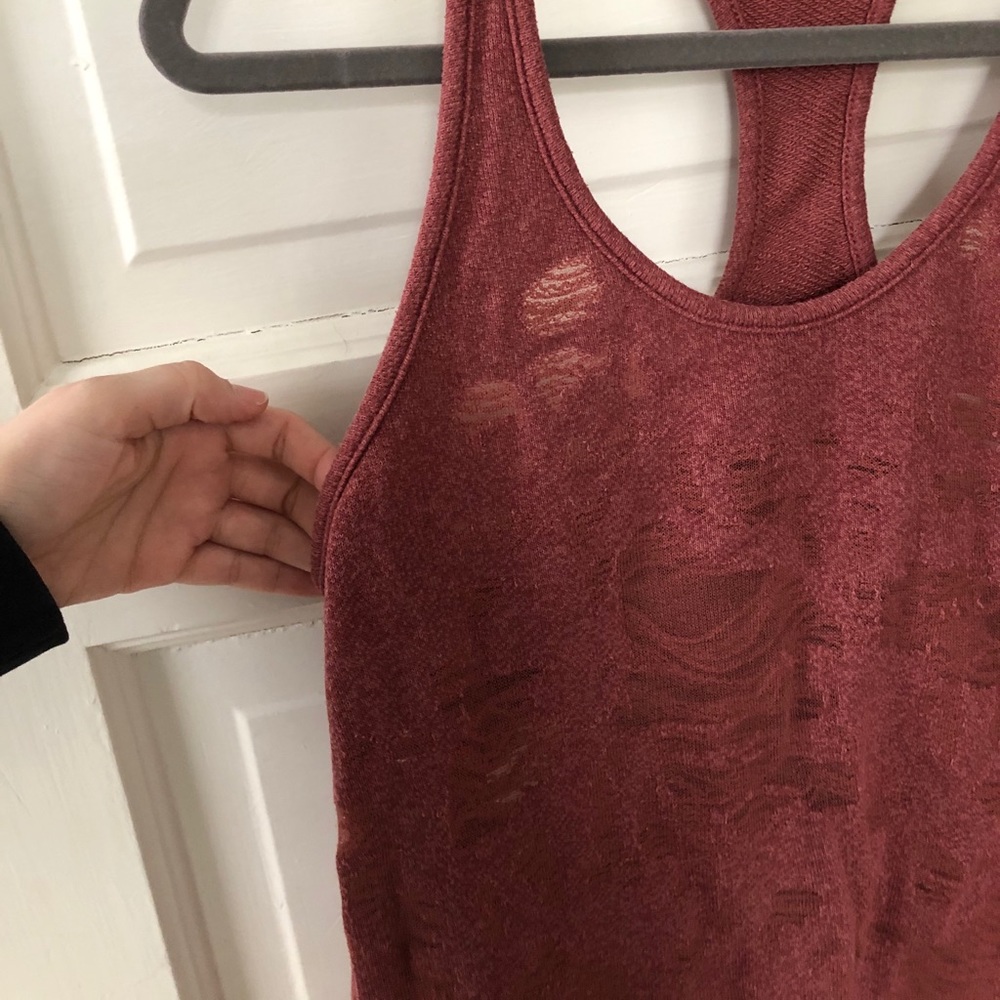 Alo Pure Tank Distressed - Picture 4 of 5